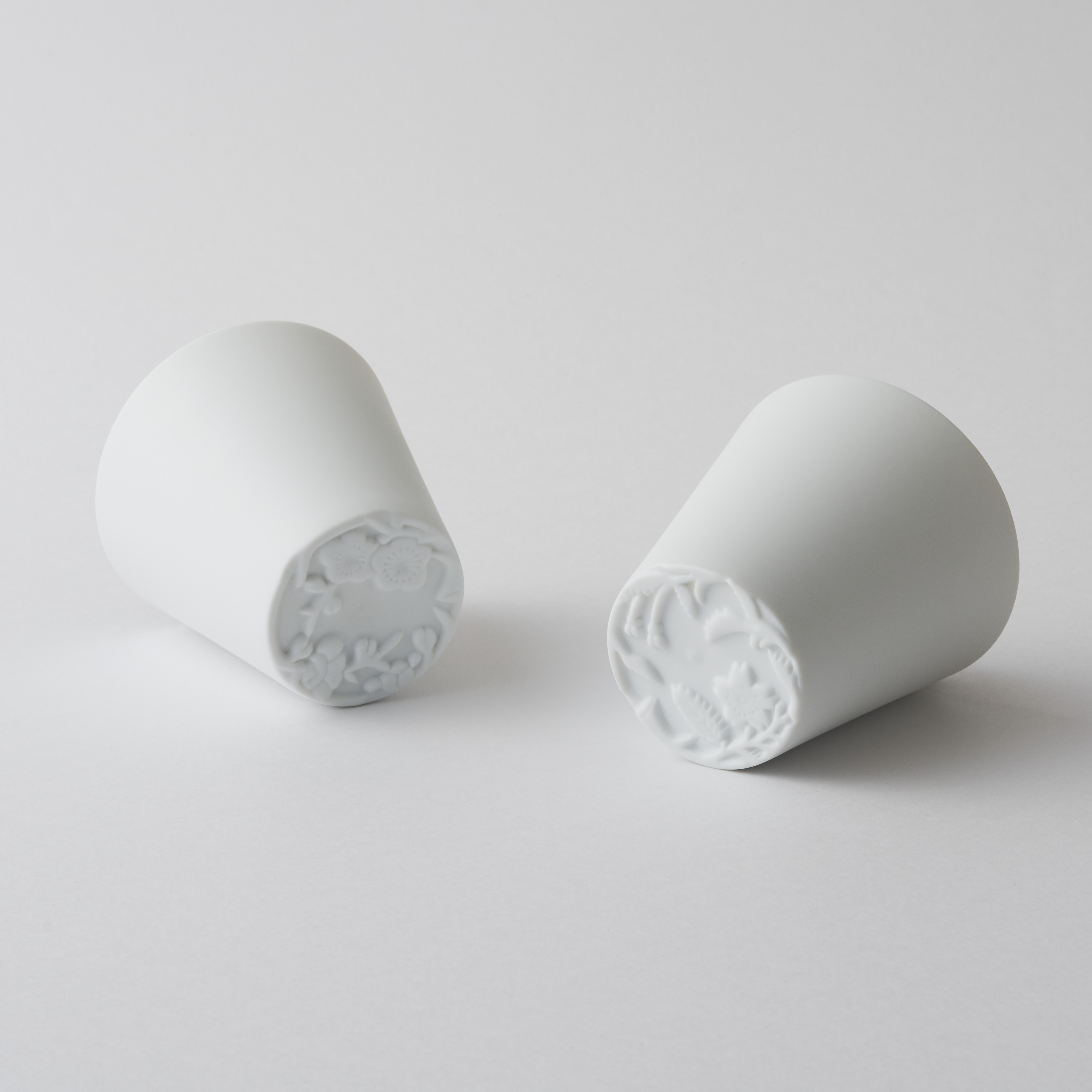 WDH 梅・桜カップ 2個セット 白磁 桐箱入り